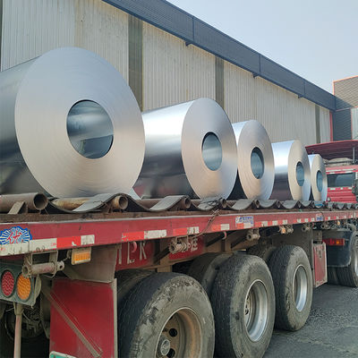 Bobine di strisce di alluminio con finitura al naturale prodotte per applicazioni su porte, che offrono una soluzione materiale leggera e durevole